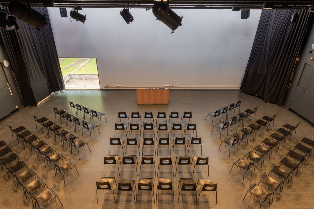 Kirjaston draamasali ylhäältä