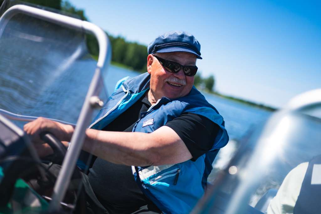 Mies veneessä