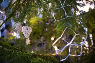 Joulukuusi, jossa on valkoisia joulukuusen koristeita.