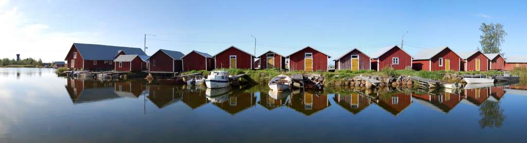 Båthus vid strand