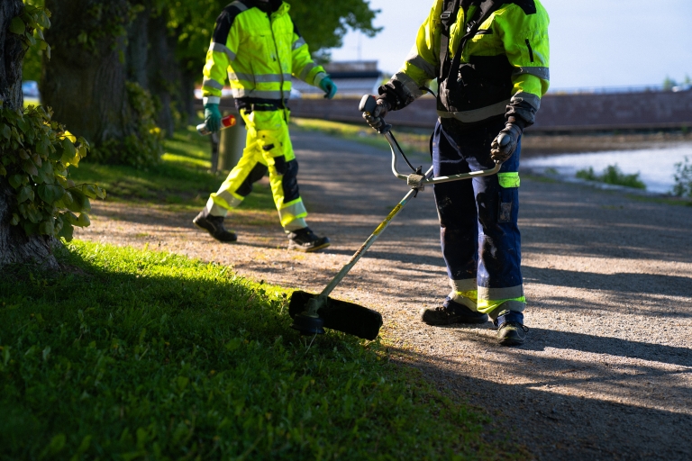 utomhusarbete, 2 personer, arbetskläder