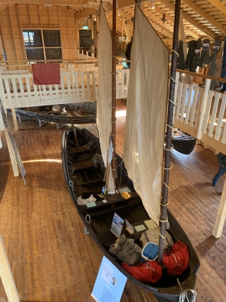 En segelbåt i ett hus