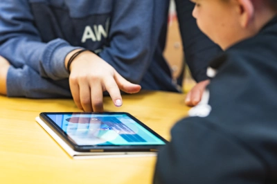 Lapset harjoittelevat erilaisten sovellusten käyttöä tabletilla