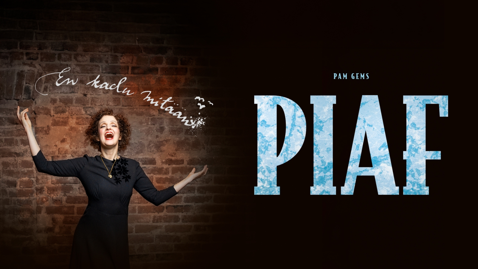 Julistekuva, näyttelijä roolihahmossa laulaa kädet levitettyinä.