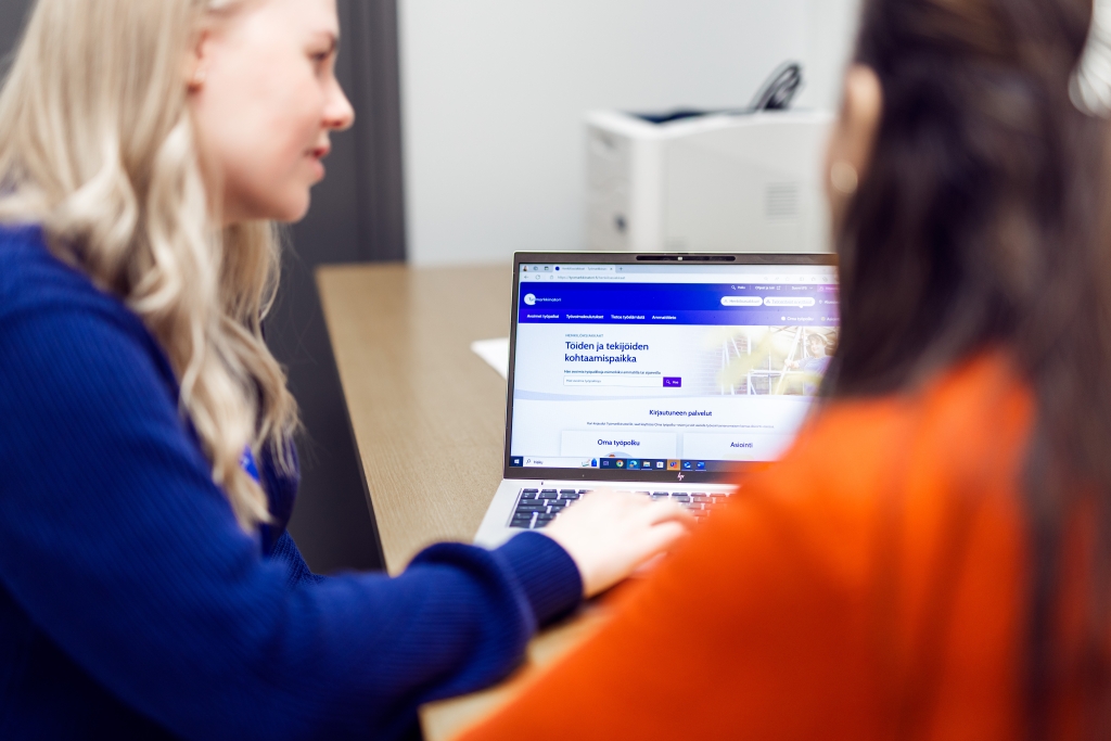 Två personer kollar på en datorskärm.