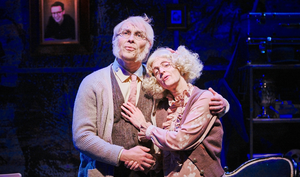 Kaksi henkilöä vierekkäin, toinen toisen kainalossa, esityskuva Ikuisesti nuori -musiikkikomediasta.