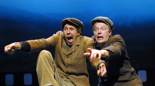 Kaksi henkilöä suut auki, toinen osoittaa sormellaan eteenpäin.