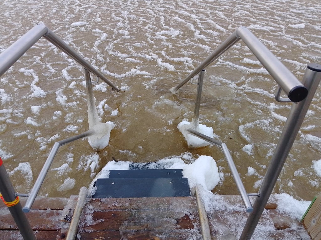 Trapporna leder ner i isigt vatten där det finns isbitar.