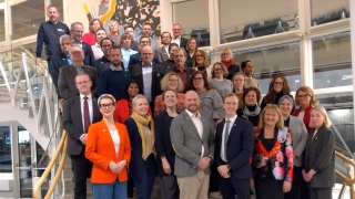 Ryhmäkuva strategiapäivän osallistujista