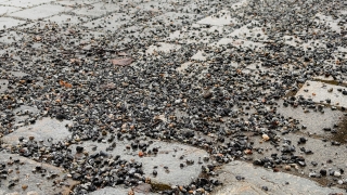 Kivipäällysteinen katu, jossa on paljon pientä soraa.