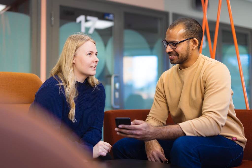 Kaksi ihmistä keskustelee.