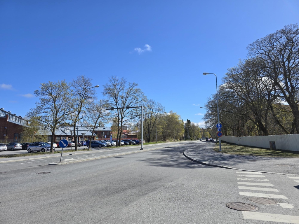 Ratakatu from the Kirjastonkatu junction towards the railway station.