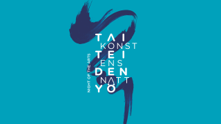 Taiteiden yön vuoden 2026 logo sinisellä pohjalla. Taustalla on tummansininen siveltimenveto.