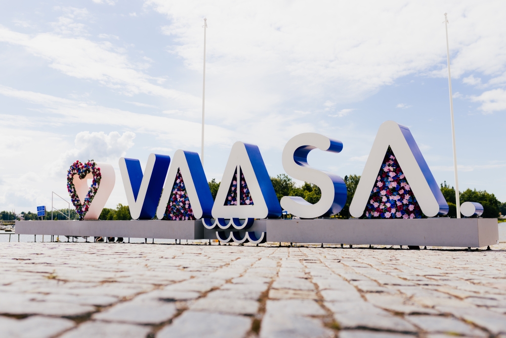 Sisäsataman Vaasa-kirjaimet, jotka on koristeltu kukilla.