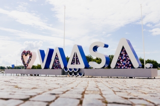 Sisäsataman Vaasa-kirjaimet, jotka on koristeltu kukilla.