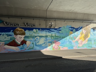 värikäs katutaide alikulussa