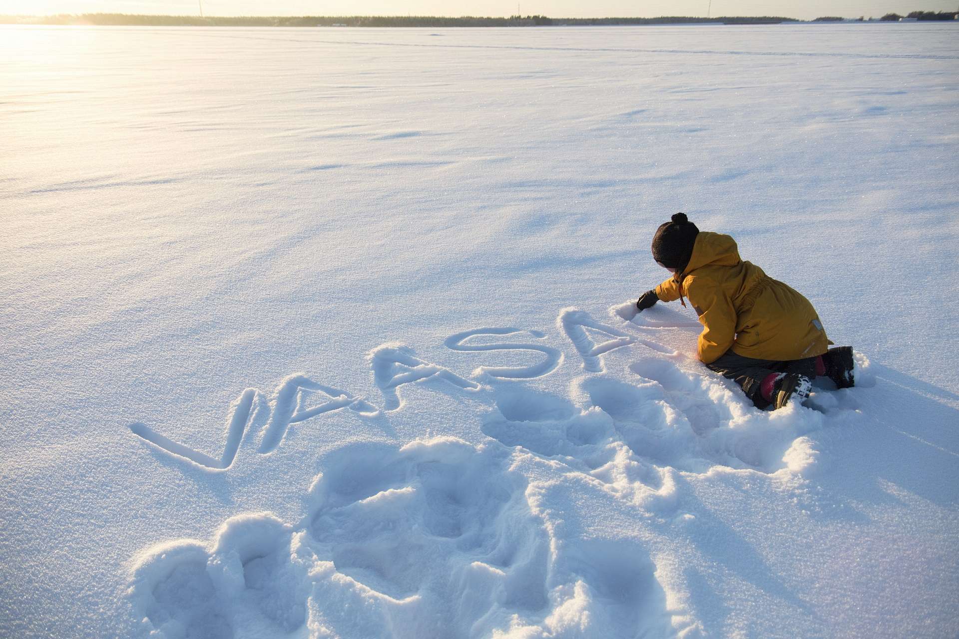 lapsi kirjoittaa vaasa lumeen