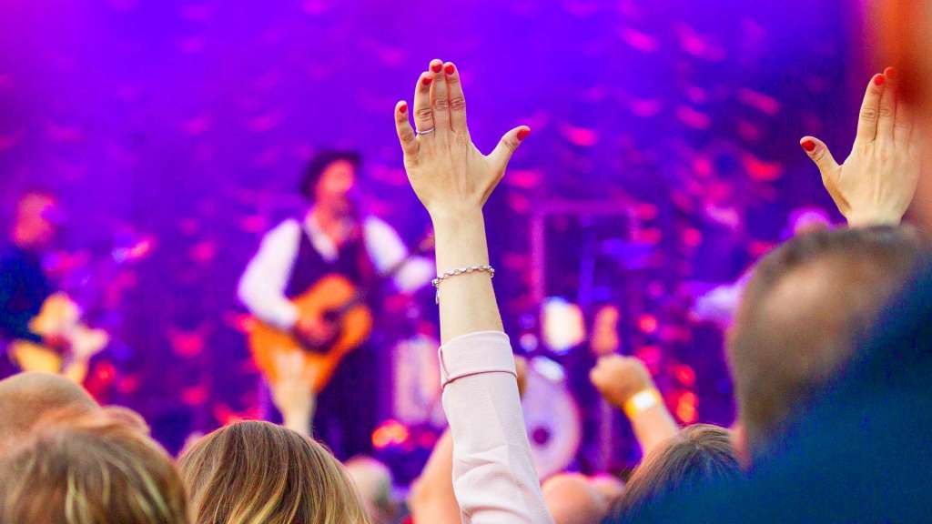 Ihmisiä katsomassa konserttia