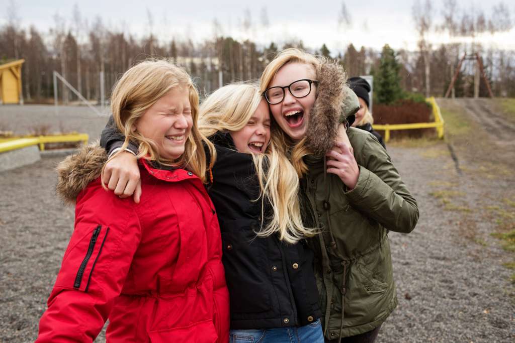 Tytöt välitunnilla koulun pihassa