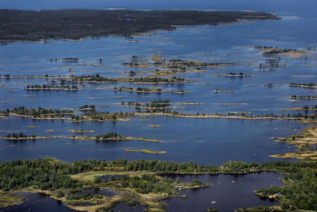 De Geer -moreenit tekevät maisemasta raitaisen, mikä näkyy erittäin hyvin ilmakuvista.