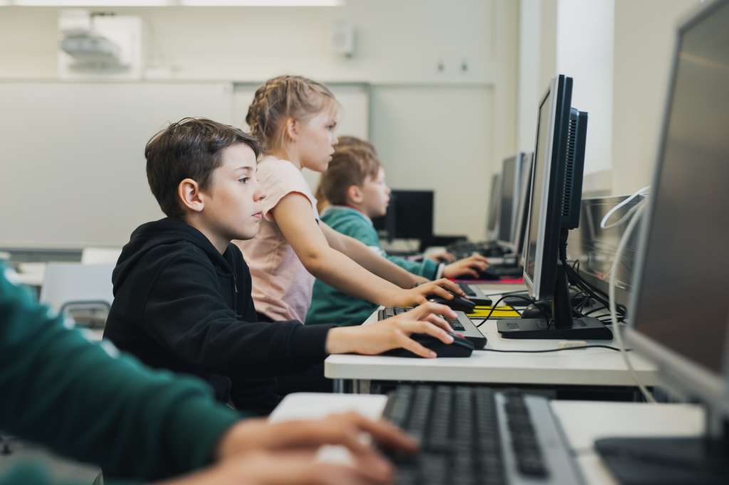 Lapset tietokoneilla