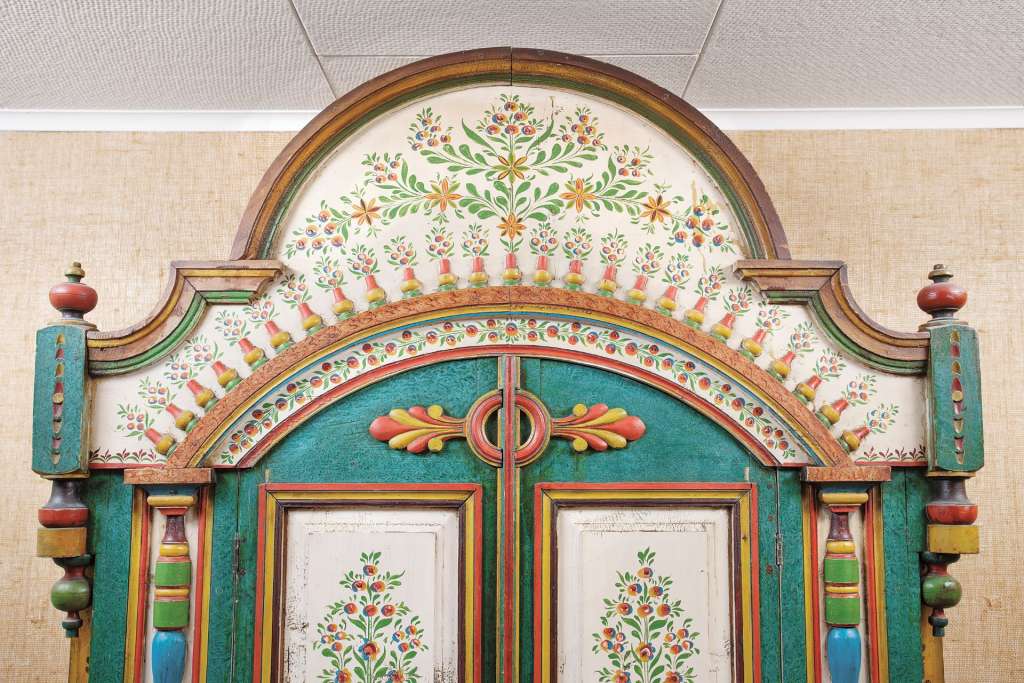 Villagers at Björkö made so called björkö cabinets with beautiful floral decorations.