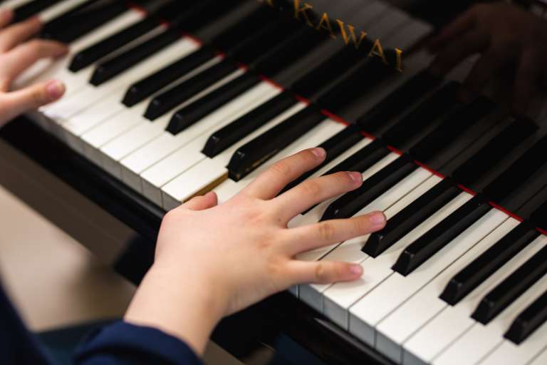 Lapsi soittaa pianoa