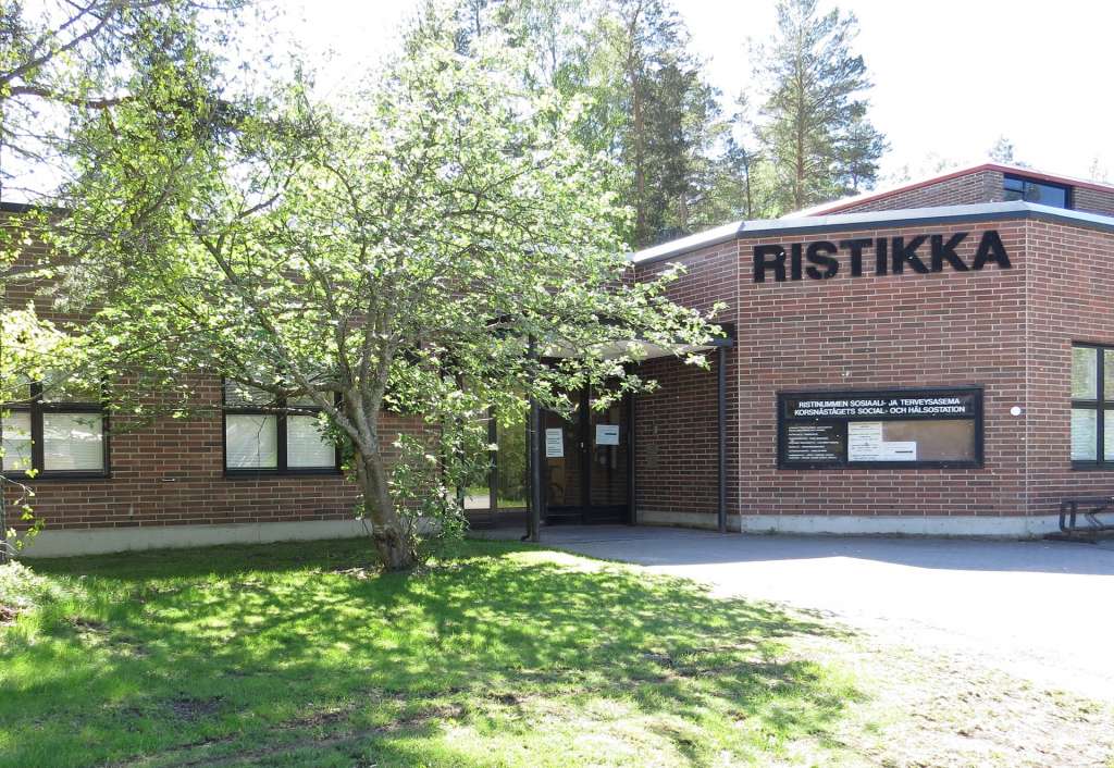 Ristinummen terveysasema kesällä.