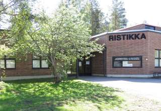 Ristinummen terveysasema kesällä.