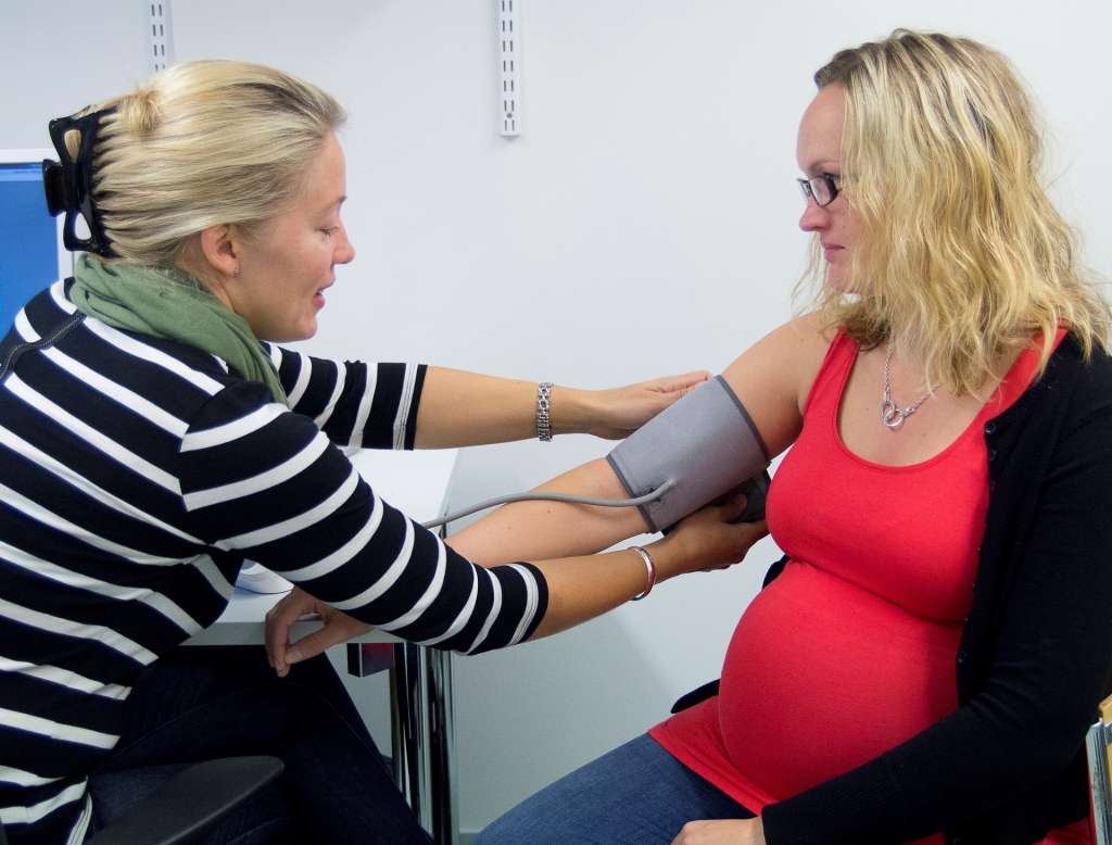 Hälsovårdare med en kvinna som är gravid