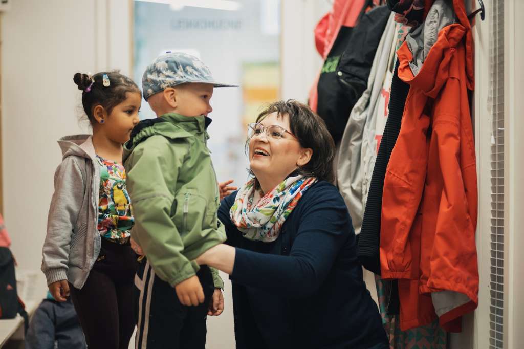 Lapset pukevat päiväkodissa