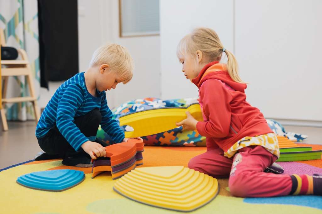 Lapset leikkivät