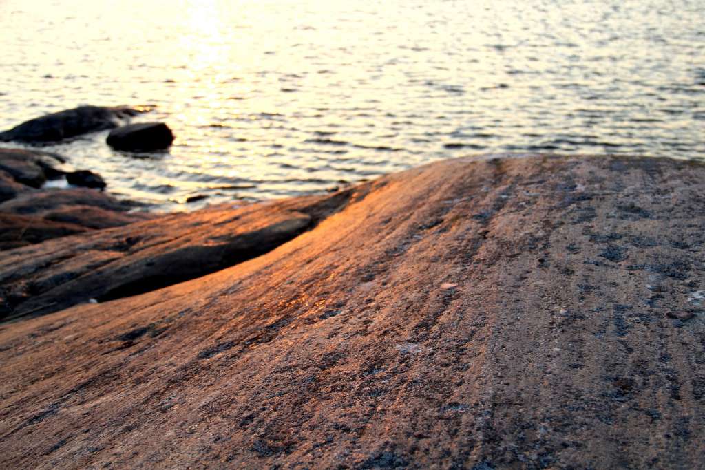 The inland ice scraped grooves to the rock surfaces. 