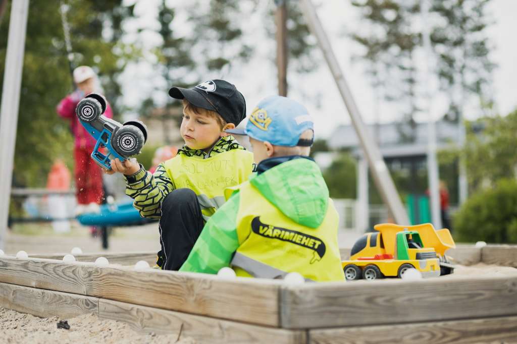 Lapset leikkivät päiväkodin pihalla