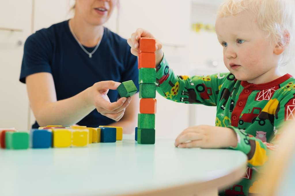 Lapsi leikkii palikoilla
