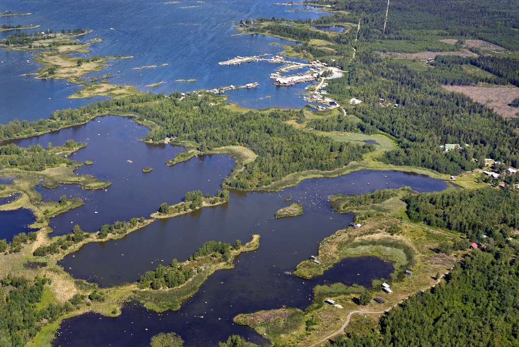 Fladat ja kluuvit muodostavat järvien ketjuja Merenkurkussa.