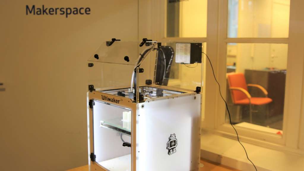 På bilden är 3D-skrivare i huvudbibliotekets Makerspace-rum, fotograf Maija Rossi