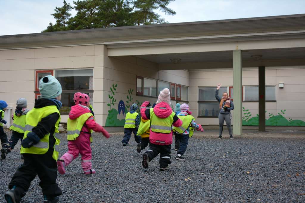 Lapset juoksevat päiväkodin pihalla