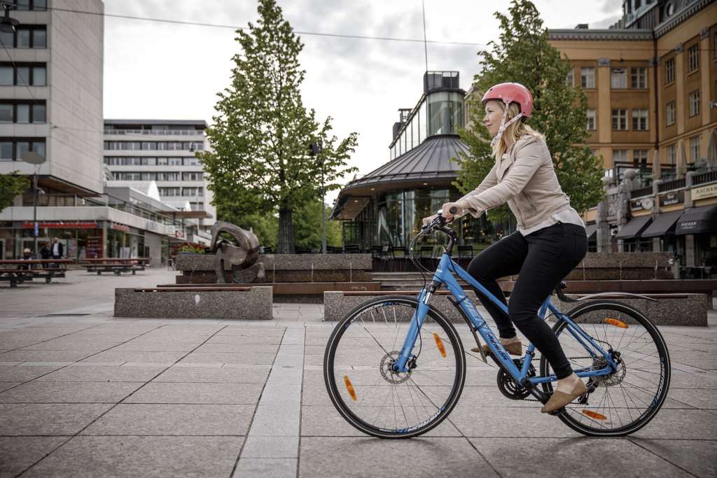 Flickan cyklar på gatan