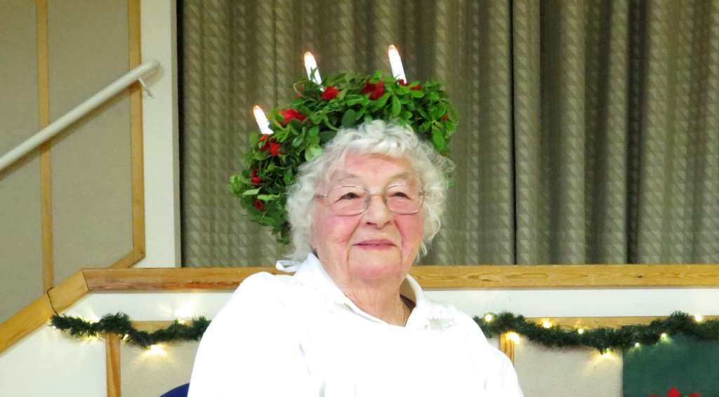 Lucia-mummo Eila Ilola hymyilee.
