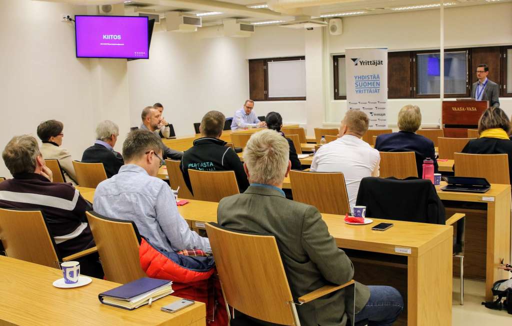 Yrittäjät aamukahvilla valtuustosalissa