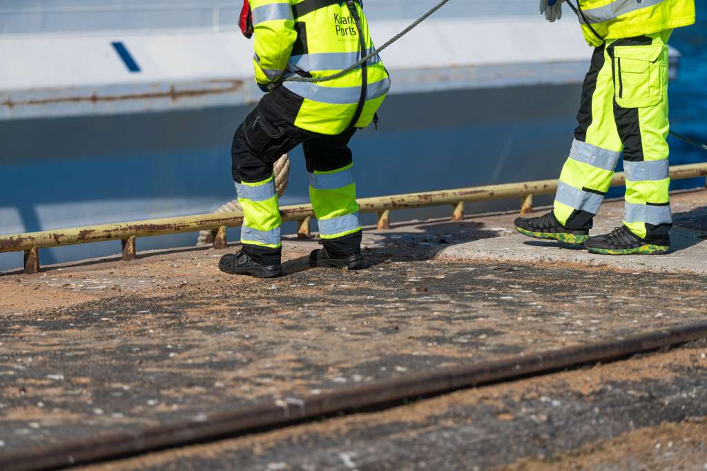 Fartyg anländer till hamnen