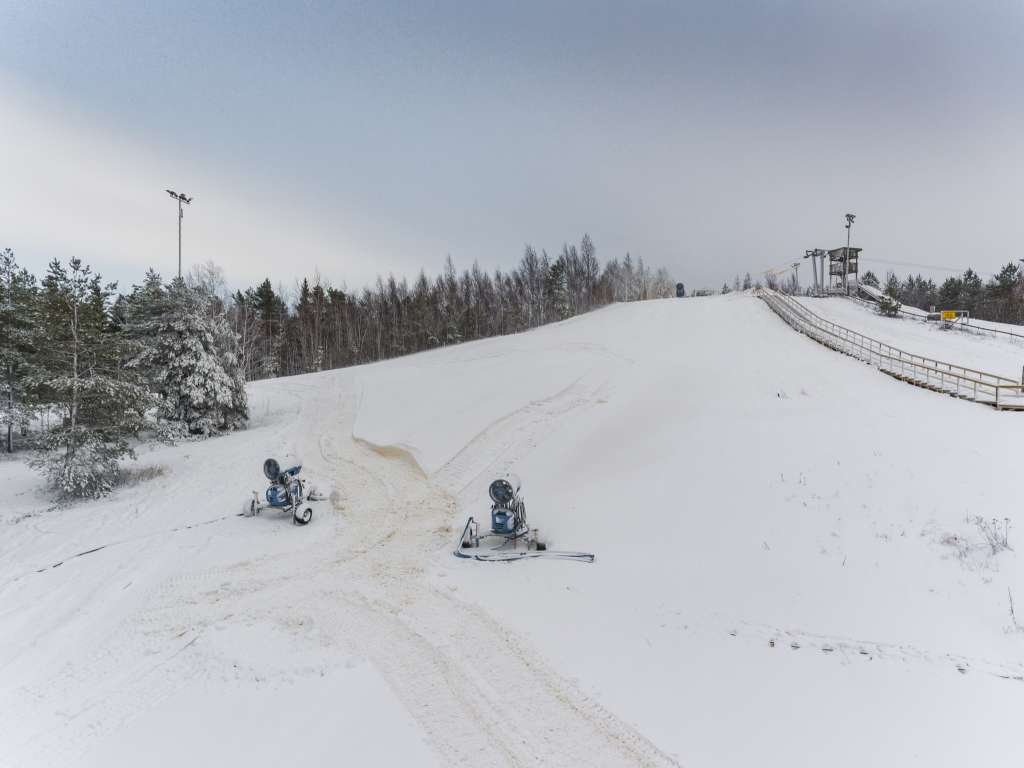 Lumitykkejä Öjbergetin rinteessä