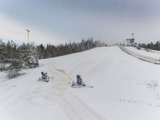 Lumitykkejä Öjbergetin rinteessä