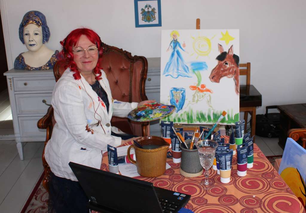 Paula luonnostelee maalausta