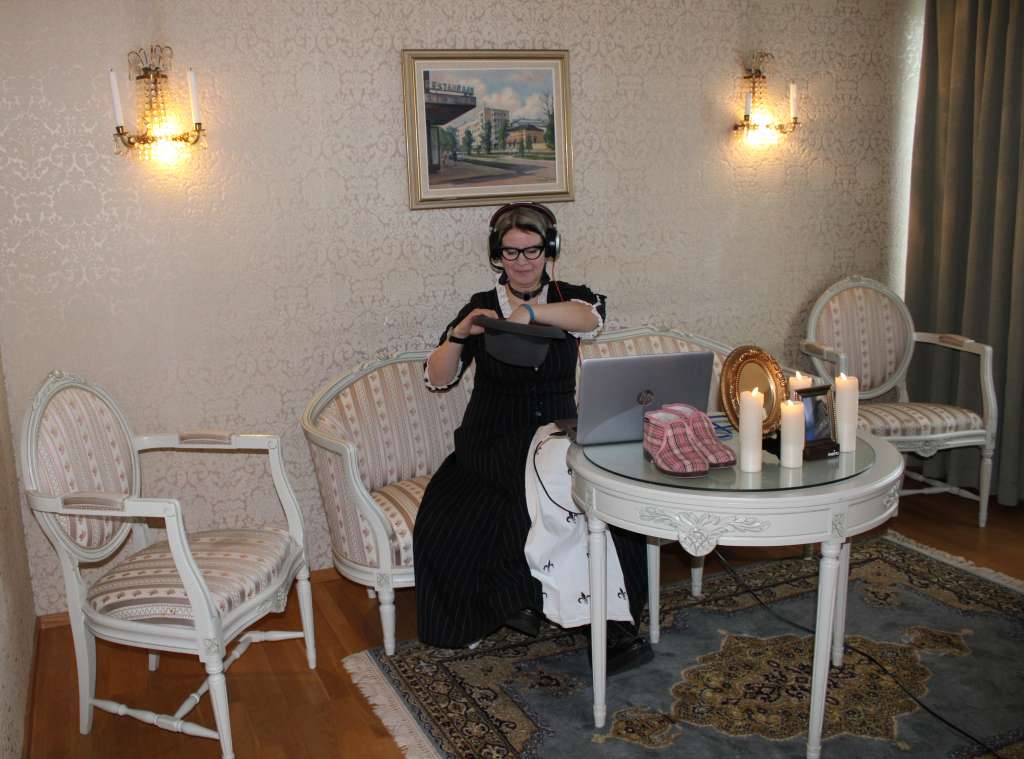 Tiina nostamassa kysymystä Hedmanin hatusta