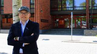 Kuntatekniikan johtaja Jukka Talvi seisoo teknisen viraston edessä