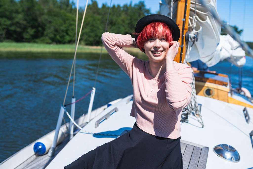 nainen veneessä