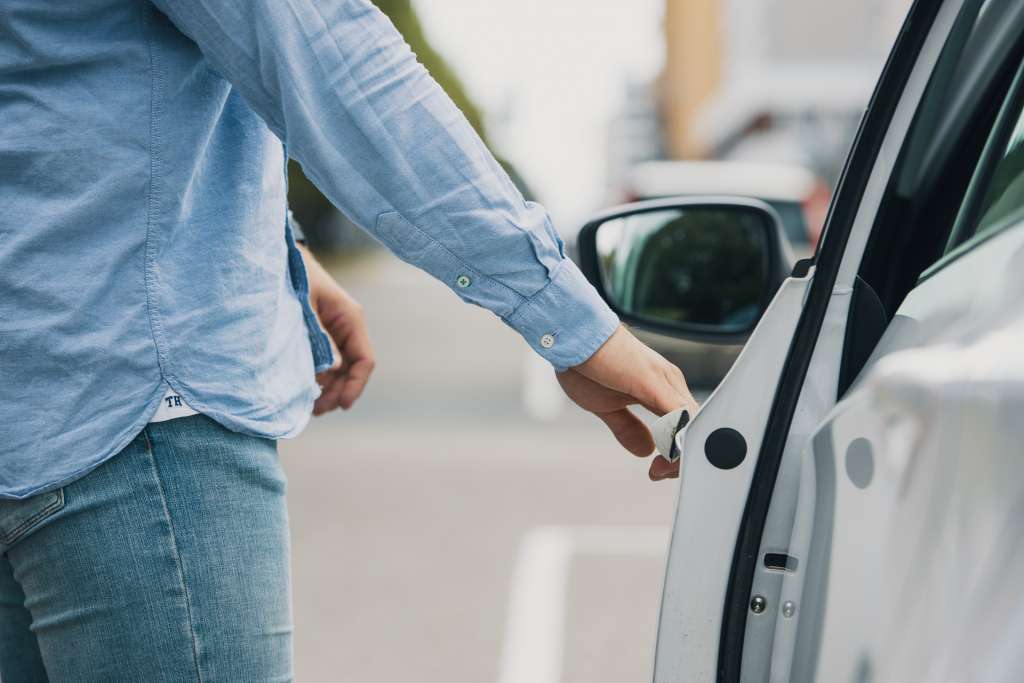 Man sätter sig i bilen