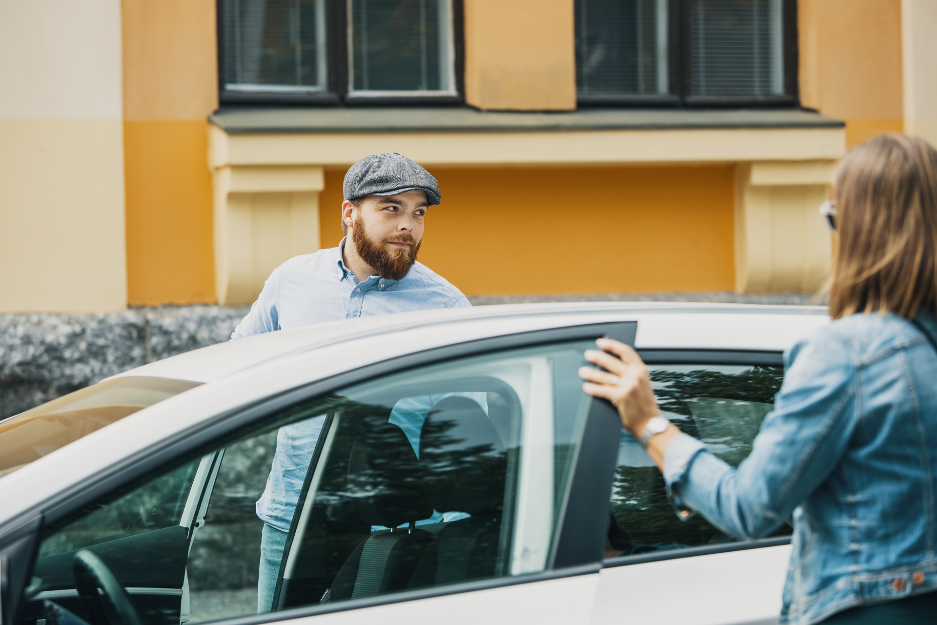 Man and woman are going into the car